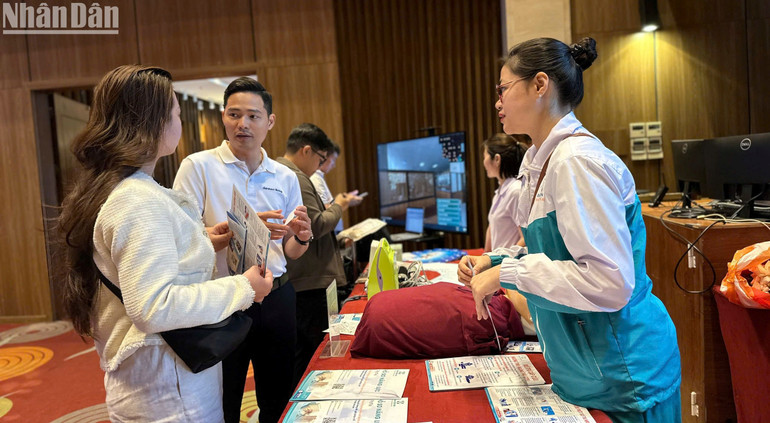 Các gian hàng trưng bày, giới thiệu về sản phẩm du lịch y tế thu hút doanh nghiệp tham quan, tìm hiểu. (Ảnh: ANH ĐÀO)