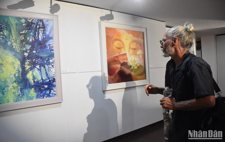 Nhiều du khách nước ngoài tham quan, thưởng lãm tranh tại triển lãm "Nắng tháng 4". (Ảnh: ANH ĐÀO)
