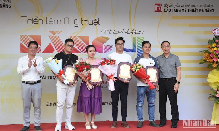 Ban tổ chức trao giải trẻ đồng hạng của năm 20244 cho bốn họa sĩ trẻ là Lê Ngân Thủy, Nguyễn Tiến Việt, Nguyễn Hữu Đức, Nguyễn Thị Đào vì đã có nhiều đóng góp cho mỹ thuật thành phố Đà Nẵng. (Ảnh: ANH ĐÀO)