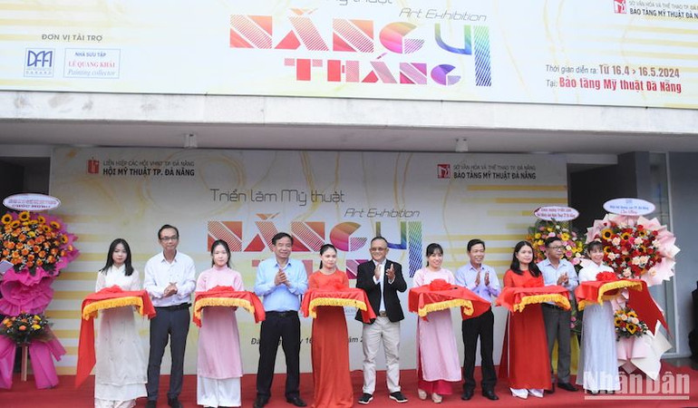 Khai mạc triển lãm mỹ thuật "Nắng tháng 4" tại Bảo tàng Mỹ thuật Đà Nẵng chiều ngày 16/4. (Ảnh: ANH ĐÀO)