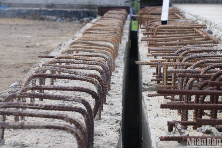 Hiện trạng của dự án, nhiều điểm khớp nối hiện đang được gấp rút hoàn thiện. (Ảnh: ANH ĐÀO)