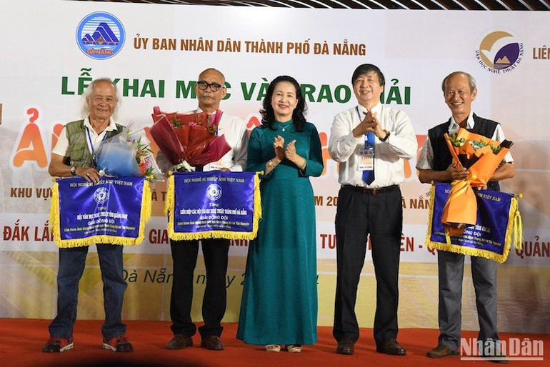 Ban tổ chức trao tặng cờ lưu niệm cho các đơn vị có nhiều tác phẩm tham gia tại Liên hoan. Ảnh: ANH ĐÀO