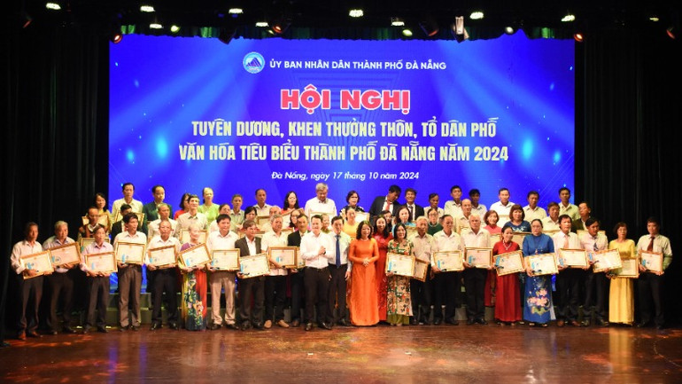 56 tổ/thôn dân phố văn hóa tiêu biểu toàn thành phố năm 2024 được trao tặng Bằng khen của Chủ tịch Ủy ban nhân dân thành phố Đà Nẵng. (Ảnh: ANH ĐÀO)