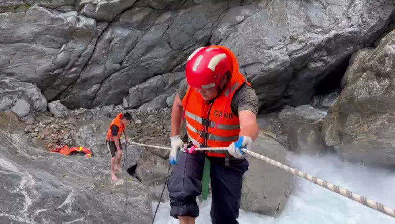 Lực lượng cứu hộ chuyên nghiệp tiếp cận vị trí du khách bị mắc kẹt. Ảnh Công an cung cấp