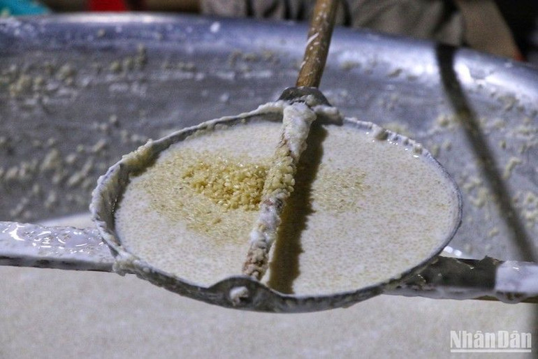 Nguyên liệu để làm bánh tráng Túy Loan gồm bột gạo, mè, gừng, tỏi, đường, muối... Ảnh: ANH ĐÀO