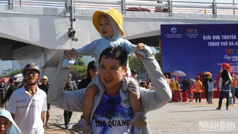 Nhiều gia đình đưa con nhỏ tới xem và cổ vũ cho các đội thuyền. (Ảnh: ANH ĐÀO)