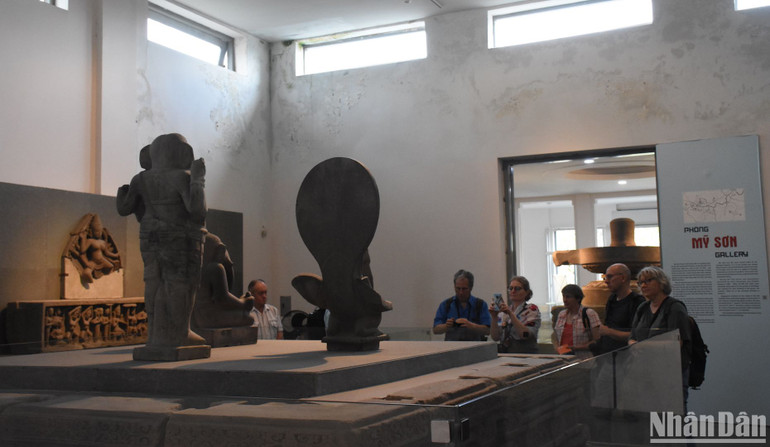 Bảo tàng Điêu khắc Chăm Đà Nẵng được xếp hạng Di tích lịch sử cấp thành phố năm 2021. Hiện nay, bảo tàng đang là nơi lưu giữ nhiều tác phẩm điêu khắc Chăm có giá trị, với hơn 2.000 hiện vật lớn nhỏ, gần 500 hiện vật đang được trưng bày bên trong bảo tàng. (Ảnh ANH ĐÀO)