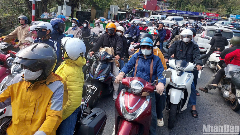 Hôm nay là ngày nghỉ cuối cùng của Tết Nguyên đán Ất Tỵ 2025 nên nhiều người dân chọn vào Đà Nẵng học tập, làm việc bằng phương tiện xe máy qua đèo Hải Vân. (Ảnh: ANH ĐÀO) Hôm nay là ngày nghỉ cuối cùng của Tết Nguyên đán Ất Tỵ 2025 nên nhiều người dân chọn vào Đà Nẵng học tập, làm việc bằng phương tiện xe máy qua đèo Hải Vân. (Ảnh: ANH ĐÀO)