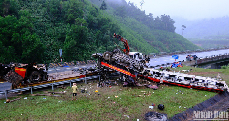 Lực lượng chức năng xử lý hiện trường, cẩu xe khách 45 chỗ bị tai nạn lao xuống vực ngày 23/1.