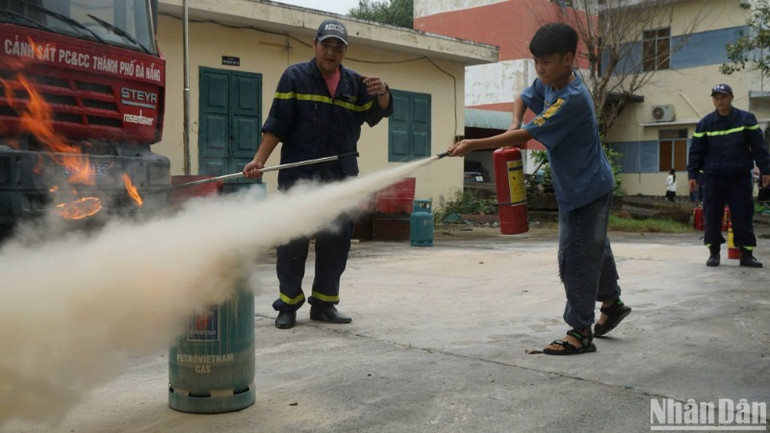 Học sinh Trường trung học cơ sở-trung học phổ thông Nguyễn Khuyến, quận Cẩm Lệ, thành phố Đà Nẵng tìm hiểu về kỹ năng phòng cháy chữa cháy, cứu nạn cứu hộ tại Cảnh sát phòng cháy chữa cháy, cứu nạn cứu hộ Công an thành phố Đà Nẵng. (Ảnh: ANH ĐÀO)