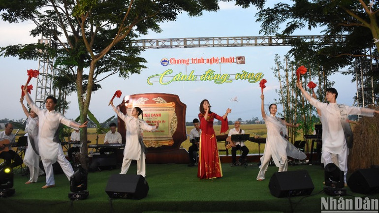 Ca sĩ Hồng Minh và tốp múa với ca khúc Thương ca Tiếng Việt, Nhạc: Đức Trí, Lời: Hà Quang Minh. (Ảnh: ANH ĐÀO)