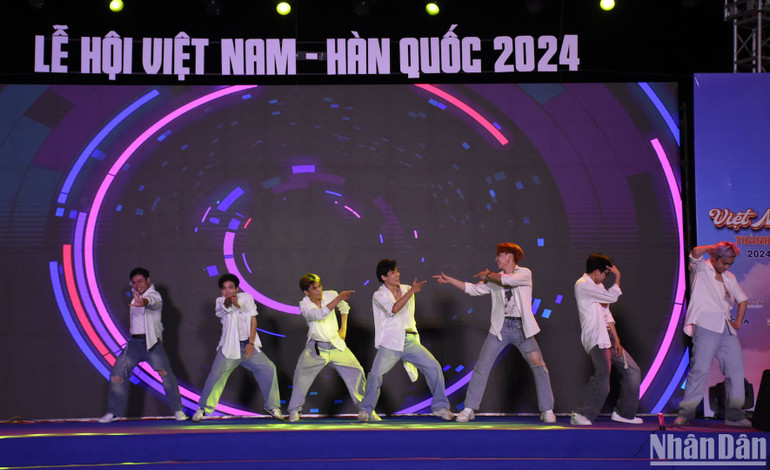 Chương trình giao lưu văn nghệ-nghệ thuật Việt Nam và Hàn Quốc là sự gắn kết, hiểu biết lẫn nhau giữa hai đất nước. (Ảnh: ANH ĐÀO) Chương trình giao lưu văn nghệ-nghệ thuật Việt Nam và Hàn Quốc là sự gắn kết, hiểu biết lẫn nhau giữa hai đất nước. (Ảnh: ANH ĐÀO)