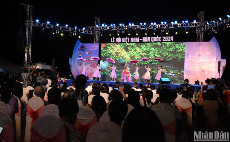 Lễ hội thu hút đông đảo người dân, du khách tham dự. (Ảnh: ANH ĐÀO) Lễ hội thu hút đông đảo người dân, du khách tham dự. (Ảnh: ANH ĐÀO)