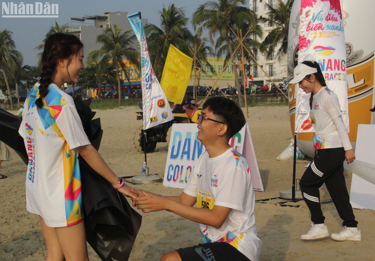 Cô dâu Văn Thị Thu Tài được chú rể Phạm Anh Chí cầu hôn ngay khi vừa kết thúc đường chạy tại lễ hội.