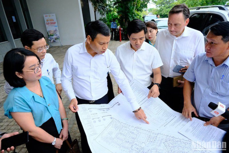 Phó Chủ tịch Thường trực UBND TP Đà Nẵng Hồ Kỳ Minh kiểm tra thực tế tại các dự án du lịch, nghỉ dưỡng ven biển Đà Nẵng sáng ngày 11/10. (Ảnh: ANH ĐÀO)