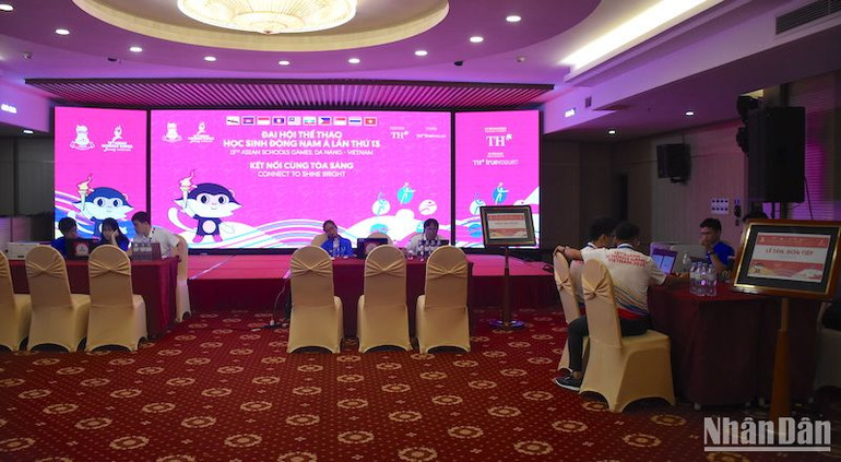 Các tiểu ban tiếp nhận thông tin và hướng dẫn các Đoàn khi đến làm thủ tục tại Trung tâm điều hành Đại hội Thể thao học sinh Đông Nam Á. (Ảnh: ANH ĐÀO) Các tiểu ban tiếp nhận thông tin và hướng dẫn các Đoàn khi đến làm thủ tục tại Trung tâm điều hành Đại hội Thể thao học sinh Đông Nam Á. (Ảnh: ANH ĐÀO)