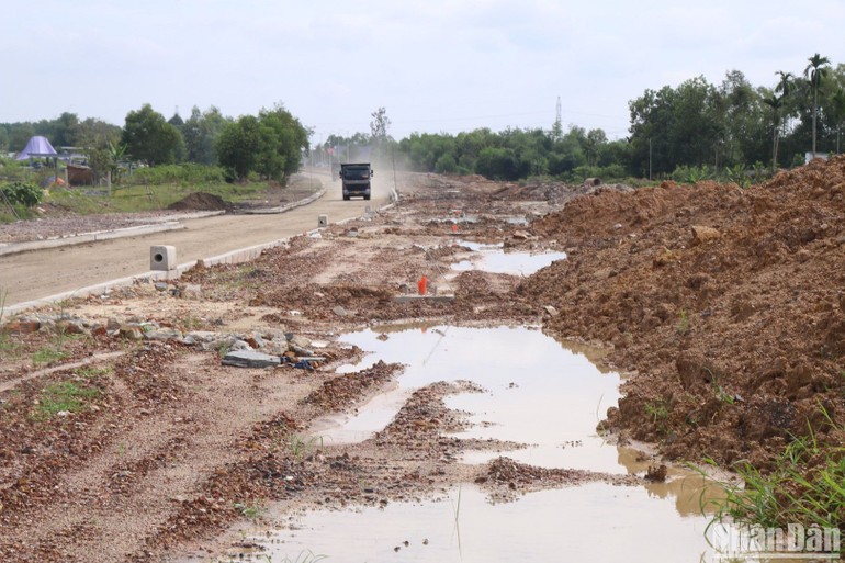 Tổng chiều dài toàn tuyến sau điều chỉnh là 19,5km (tổng chiều dài tuyến được duyệt 39km). Điều chỉnh thời gian thực hiện dự án từ giai đoạn 2017-2020 thành giai đoạn 2017-2024. Tổng mức đầu tư không thay đổi 1.499,776 tỷ đồng. Thực hiện chuyển nguồn vốn của giai đoạn 2 (365,743 tỷ đồng) bổ sung vào chi phí đền bù, chi phí dự phòng và chi phí xây dựng của giai đoạn 1. (Ảnh: ANH ĐÀO)