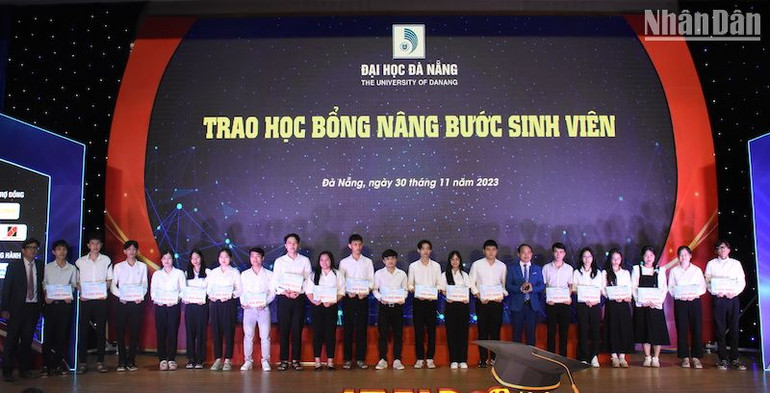 Các sinh viên có hoàn cảnh đặc biệt khó khăn, học giỏi được nhận học bổng Nâng bước sinh viên. (Ảnh: ANH ĐÀO)