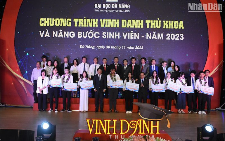 Đại học Đà Nẵng vinh danh thủ khoa năm học 2023-2024. (Ảnh: ANH ĐÀO)