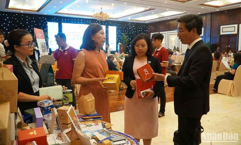 Tại hội nghị này, Sở Công thương thành phố Đà Nẵng phối hợp các cơ quan, đơn vị xúc tiến kết nối, hỗ trợ cho 9 cặp doanh nghiệp trao đổi, làm việc, ký kết hợp đồng nguyên tắc để cung ứng sản phẩm, dịch vụ và tiến hành ký kết trực tiếp tại Hội nghị. (Ảnh: ANH ĐÀO)