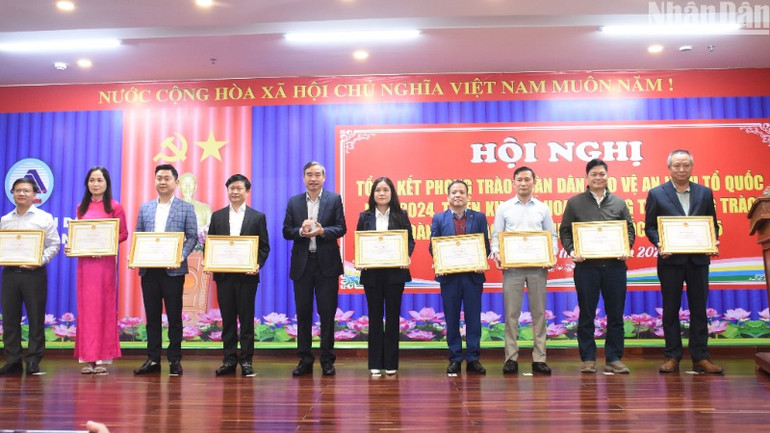 Phó Bí thư Thành uỷ, Chủ tịch Ủy ban nhân dân thành phố Đà Nẵng Lê Trung Chinh trao tặng Bằng khen cho các tập thể, cá nhân có thành tích xuất sắc trong phong trào Toàn dân bảo vệ an ninh Tổ quốc. (Ảnh: ANH ĐÀO)