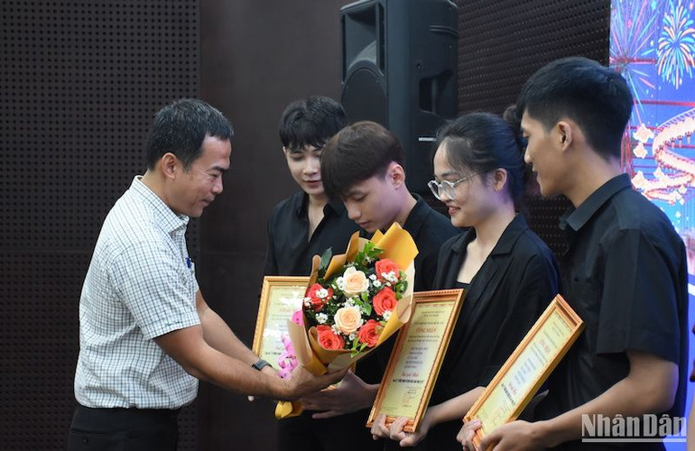 Nhóm sinh viên trường Đại học Bách khoa giành giải Nhất ý tưởng trang trí điện chiếu sáng. (Ảnh: ANH ĐÀO)