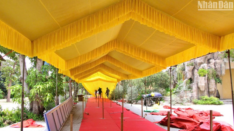 Các khu vực chính diễn ra sự kiện đang gấp rút triển khai. (Ảnh: ANH ĐÀO)