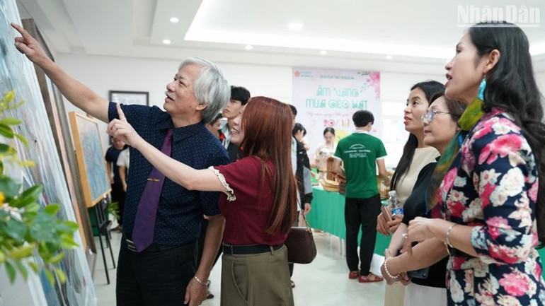 Phó Giáo sư, Tiến sĩ Phan Thanh Bình chia sẻ về các tác phẩm trưng bày tại triển lãm mỹ thuật "Miền ký ức". (Ảnh: ANH ĐÀO)