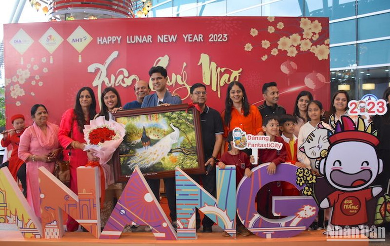 Cô dâu Tuisha và chú rể Gaurav (Ấn Độ) cùng gia đình đến Đà Nẵng tổ chức lễ cưới vào tháng 1/2023. (Ảnh: ANH ĐÀO)