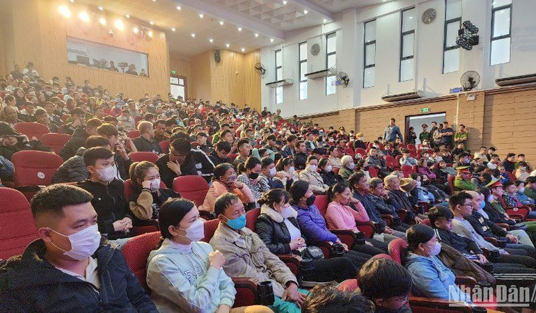 Hàng trăm người dân đến dự phiên tòa sáng nay.