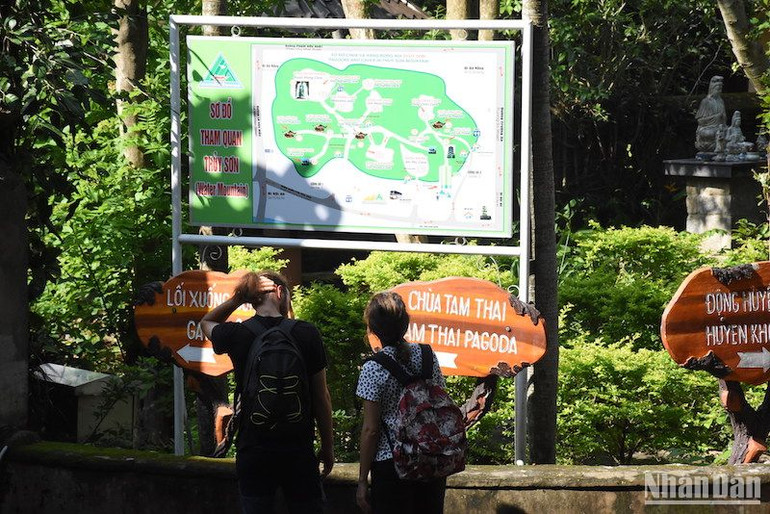 Du khách tham quan Danh lam thắng cảnh quốc gia đặc biệt Ngũ Hành Sơn, Đà Nẵng. (Ảnh: ANH ĐÀO)