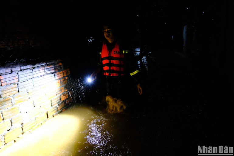 Ngay trong đêm, lực lượng chức năng tiếp cận khu vực ngập lũ để hỗ trợ dân sơ tán. (Ảnh: ANH ĐÀO)