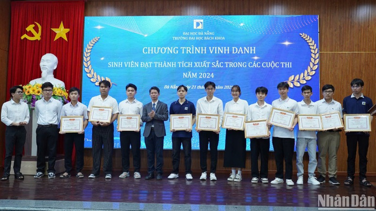 PGS,TS Lê Tiến Dũng, Phó Hiệu trưởng Trường đại học Bách khoa - Đại học Đà Nẵng trao giấy khen cho sinh viên đạt giải Ba các cuộc thi cấp quốc gia. (Ảnh: ANH ĐÀO) PGS,TS Lê Tiến Dũng, Phó Hiệu trưởng Trường đại học Bách khoa - Đại học Đà Nẵng trao giấy khen cho sinh viên đạt giải Ba các cuộc thi cấp quốc gia. (Ảnh: ANH ĐÀO)