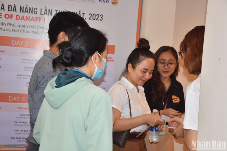 Khán giả đến xem phim trình chiếu trong chương trình Liên hoan phim châu Á Đà Nẵng lần thứ nhất năm 2023.