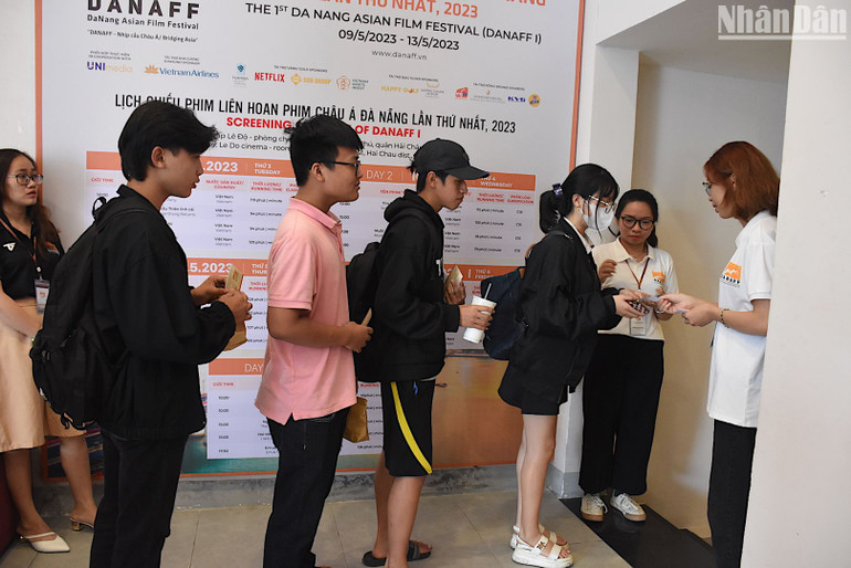 12.000 vé xem phim miễn phí đã được trao đến tay người dân Đà Nẵng.