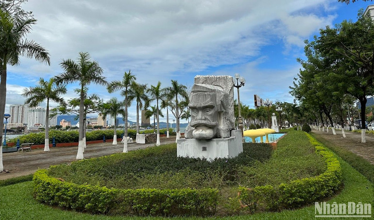 Khu vực cảnh quan tại vườn tượng bên bờ sông Hàn vừa được lực lượng chức năng sơn quét vôi, làm mới.