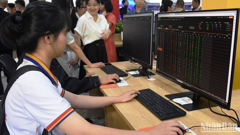 Sinh viên trải nghiệm công nghệ tại Trung tâm đào tạo, nghiên cứu và đổi mới sáng tạo VKU Fintech Hub. (Ảnh: ANH ĐÀO)