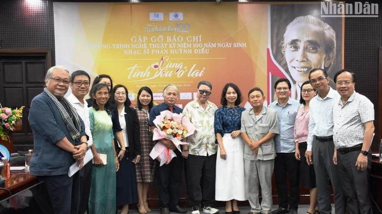 Ban tổ chức kỳ vọng Chương trình nghệ thuật Nhạc sĩ Phan Huỳnh Điểu - Cùng tình yêu ở lại sẽ là món quà âm nhạc đặc biệt dành riêng cho người dân Đà Nẵng và du khách, nơi thành phố quê hương của nhạc sĩ tài hoa Phan Huỳnh Điểu. (Ảnh: ANH ĐÀO)