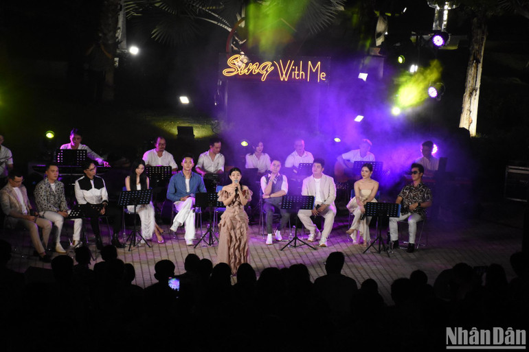 Các nghệ sĩ mang đến cho chương trình nhiều tình khúc đặc biệt về tình yêu. (Ảnh: ANH ĐÀO)