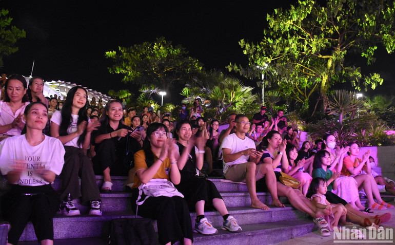 Khán giả cùng hoà vào giai điệu của âm nhạc trong chương trình Sing With Me - Tự tình. (Ảnh: ANH ĐÀO)