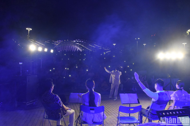Các nghệ sĩ Nhà hát Trưng Vương Đà Nẵng biểu diễn hoàn toàn miễn phí phục vụ người dân, du khách tại Công viên APEC. (Ảnh: ANH ĐÀO)