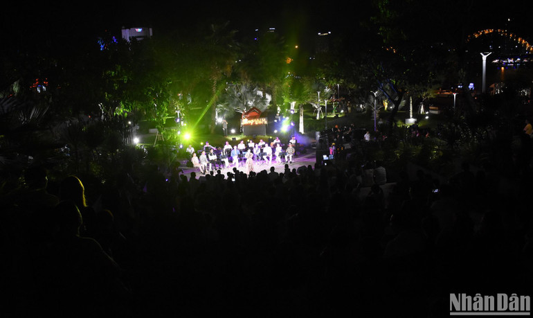 Hàng trăm khán giả ngồi chật kín sân khấu phía trước Công viên APEC để thưởng thức chương trình tối 11/11. (Ảnh: ANH ĐÀO)