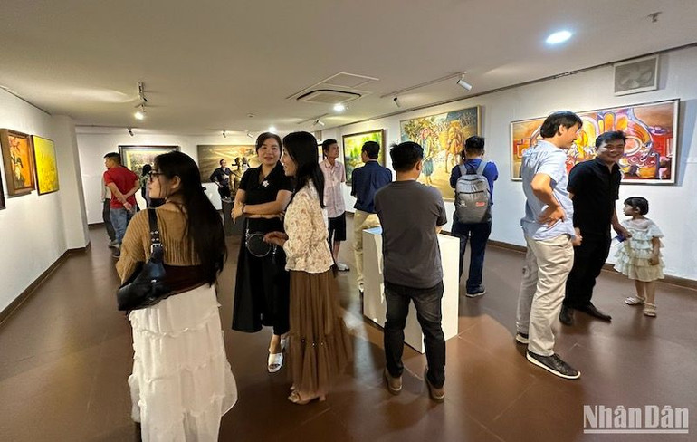 Không gian trưng bày các tác phẩm mỹ thuật tại triển lãm "Nắng tháng 4" thu hút đông đảo người xem. (Ảnh: ANH ĐÀO)
