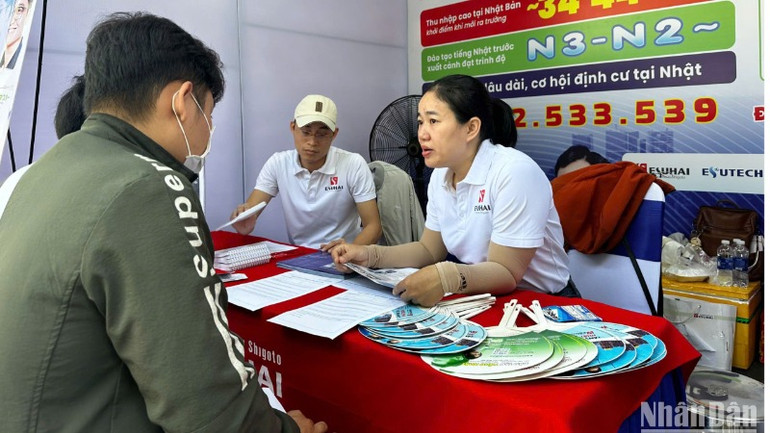 Nhiều doanh nghiệp nước ngoài tham gia tuyển chọn nhân sự tại DUT Job Fair 2025. (Ảnh: ANH ĐÀO)