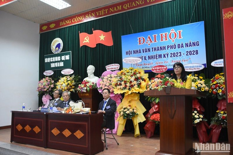 Nhà thơ Đinh Thị Như Thúy phát biểu tham luận tại Đại hội. (Ảnh: ANH ĐÀO)