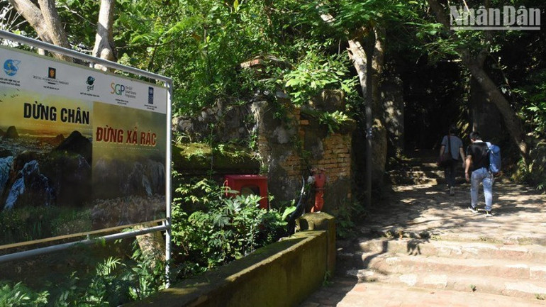 Bảng khuyến cáo người dân, du khách không xả rác tại các điểm du lịch tại Danh lam thắng cảnh Quốc gia đặc biệt Ngũ Hành Sơn. (Ảnh: ANH ĐÀO)