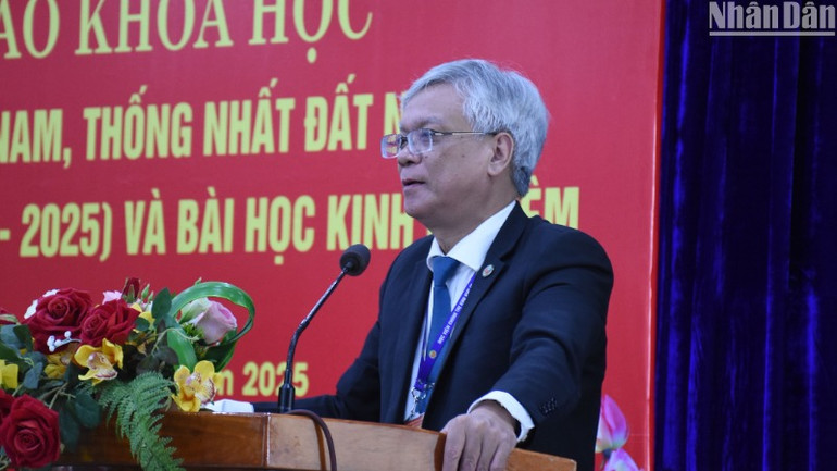 PGS,TS Lê Văn Đính, Phó Giám đốc Học viện Chính trị khu vực III phát biểu khai mạc hội thảo. (Ảnh: ANH ĐÀO)