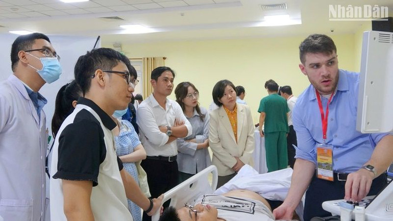 Các chuyên gia quốc tế trực tiếp hướng dẫn kỹ năng cấp cứu chuyên sâu cho các y, bác sĩ tham gia hội nghị. (Ảnh: ANH ĐÀO)