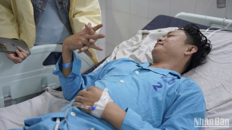 Bệnh nhân Đặng Huy Hùng sống sót thần kỳ sau 32 giờ trôi dạt trên biển Đà Nẵng. (Ảnh: ANH ĐÀO)