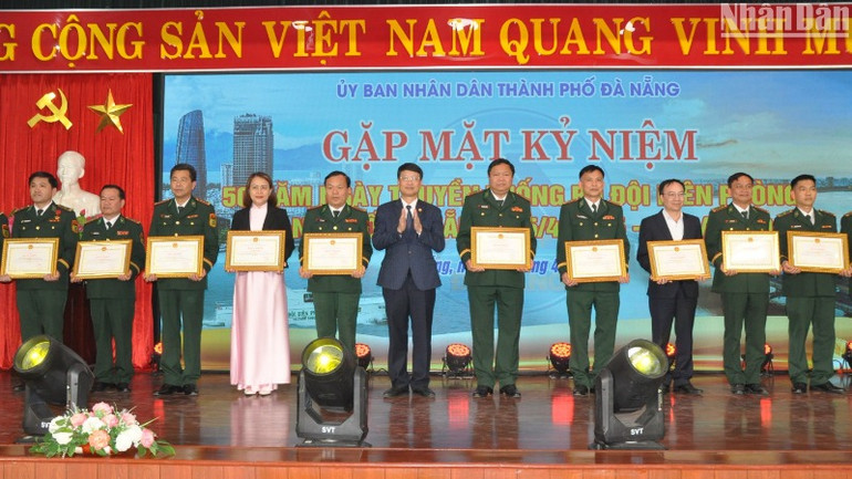 Chủ tịch Hội đồng nhân dân thành phố Đà Nẵng Ngô Xuân Thắng trao tặng bằng khen của Chủ tịch Ủy ban nhân dân thành phố cho các tập thể và cá nhân. (Ảnh: ANH ĐÀO)